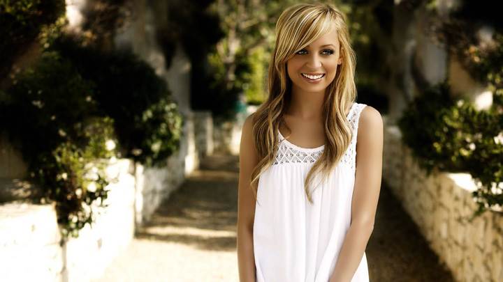 Jennifer Hawkins Smiling In Black Top Golden Hairs